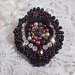 Bague Midnight Daisy brodée avec des perles nacrées noires, des chatons Cristal et des rocailles Miyuki